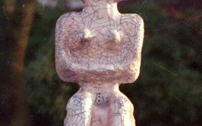 Femme assise – raku